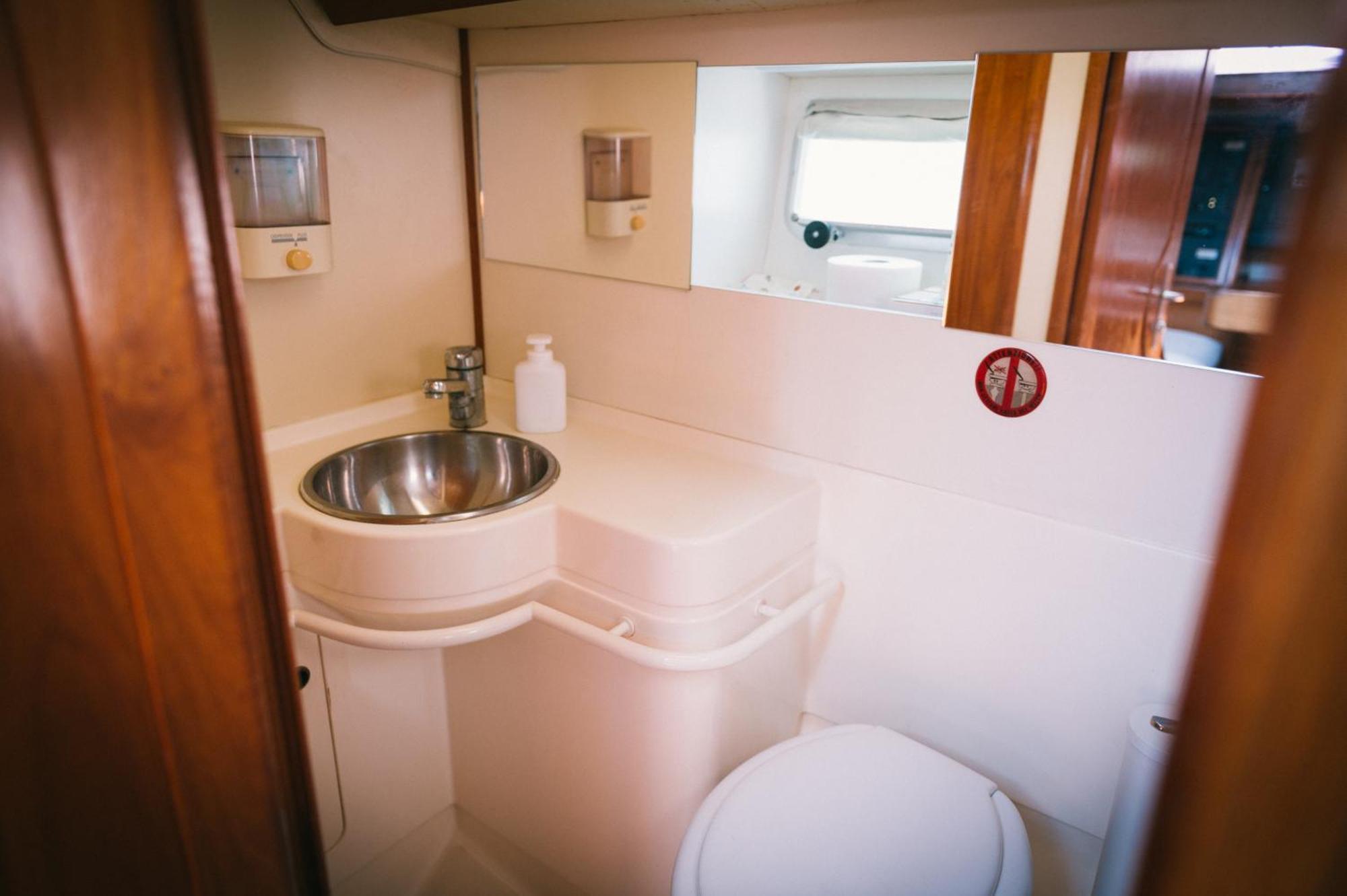 Sleep In Boat Hotel Catania Eksteriør billede